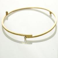 stepped bangle in gold with 3 diamonds
