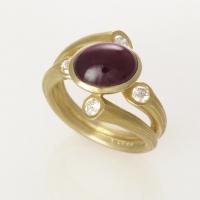 stepped bangle in gold with 3 diamonds