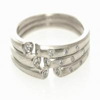 lace ring in white gold with diamonds