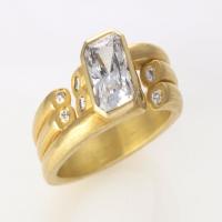 deco ring in gold with square cut diamond