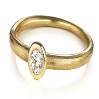 tapered forged band in gold with center diamond