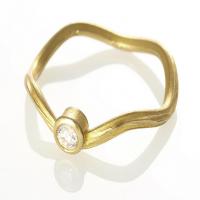 serpentine ring in gold with center diamond