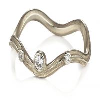 serpentine ring in white gold with diamonds