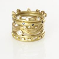 serpentine ring in gold with center diamond