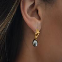 sash earrings in 18k yellow gold with black tahitian pearls