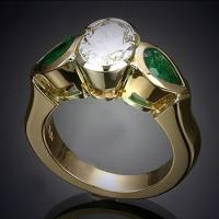 1012 – diamond & emerald engagement ring