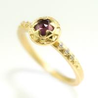 Asta Round ring in 18K yellow gold with Berry Sapphire