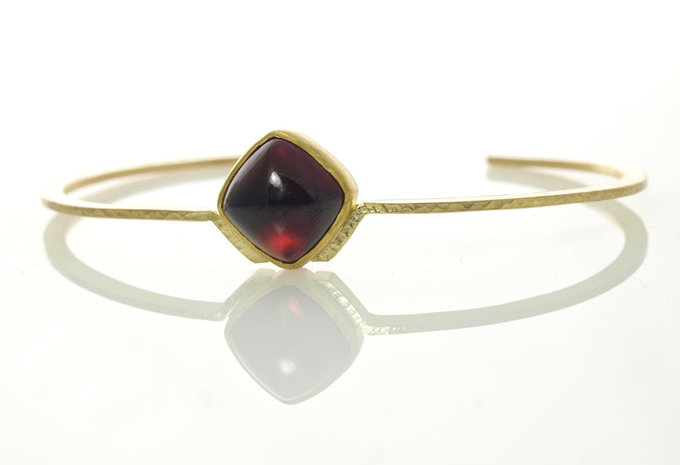 Ayesha Mayadas - V Cuff in Yellow gold with Rhodalite Garnet