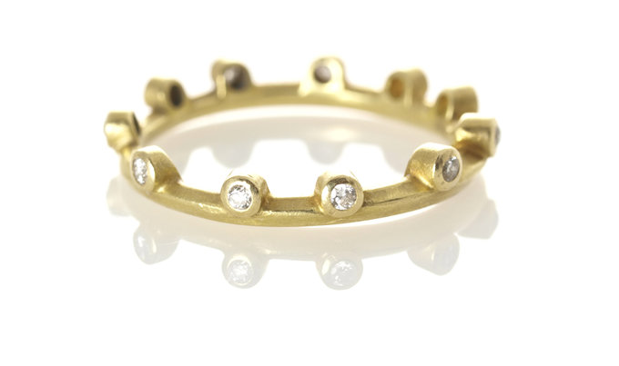 Ayesha Mayadas - Pebble Band large in Gold with Diamonds