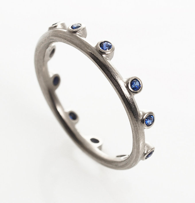 Ayesha Mayadas - Pebble Band large in White Gold with Sapphires Ayesha Mayadas - Pebble Band large in White Gold with Sapphires