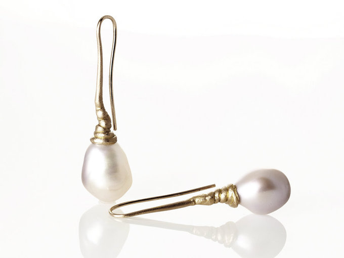 Ayesha Mayadas - Dew Drop Earrings in Rose Gold with Pink Pearls