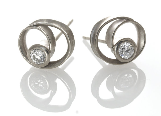 Ayesha Mayadas - Coil Button Earrings in White Gold with Diamonds